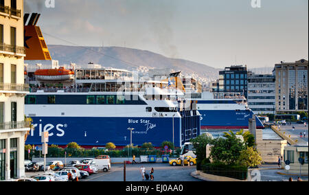 Blue Star Delos und Blue Star Naxos Fähren im Hafen von Piräus in Athen, Griechenland. Stockfoto