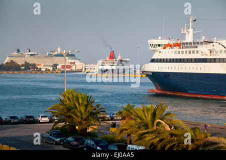 NISSOS Mykonos Fähre im Hafen von Piräus in Athen, Griechenland. Stockfoto