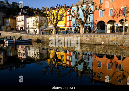 Alte Häuser in Ascona spiegelt sich im Wasser in Ascona, Schweiz. Stockfoto