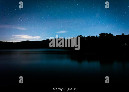 Sterne über Julian Preis See nachts entlang des Blue Ridge Parkway in North Carolina. Stockfoto