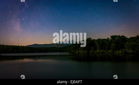 Sterne über Julian Preis See nachts entlang des Blue Ridge Parkway in North Carolina. Stockfoto