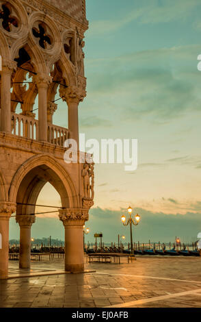 Dogenpalast in Dämmerung in Venedig, Italien. Stockfoto