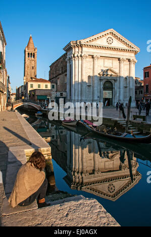 Kanal Rio de San Barnaba, Campo San Barnaba mit Reflexion bei Sonnenuntergang. Stockfoto