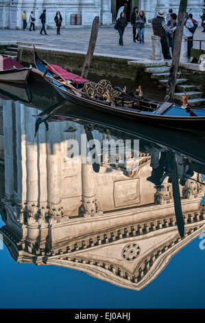 Campo San Barnaba spiegelt sich in den Kanal Rio de San Barnaba mit einer Gondel. Stockfoto