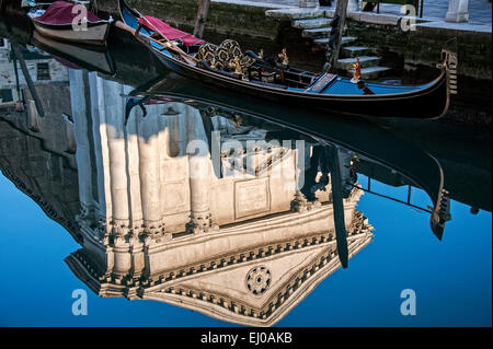 Campo San Barnaba spiegelt sich in den Kanal Rio de San Barnaba mit einer Gondel. Stockfoto