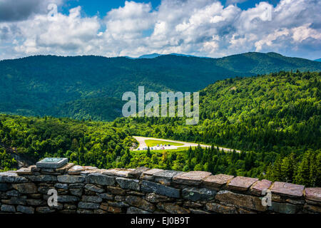 Steinmauer und Blick auf der Blue-Ridge aus Teufel Gerichtsgebäude, in der Nähe der Blue Ridge Parkway in North Carolina. Stockfoto