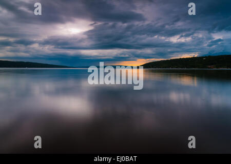 Gewitterwolken bewegen über Cayuga Lake in einer langen Belichtungszeit von Stewart in Ithaca, New York gesehen. Stockfoto