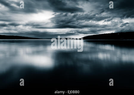 Gewitterwolken bewegen über Cayuga Lake in einer langen Belichtungszeit von Stewart in Ithaca, New York gesehen. Stockfoto