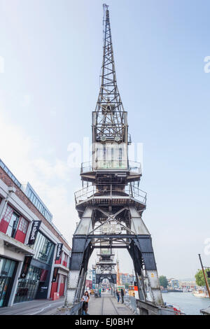 England, Somerset, Bristol, am Hafen, historischer Kran m vergossen Museum Stockfoto