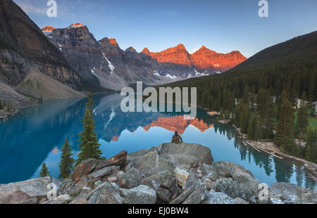 Ein Mann, genießen den Blick auf Moraine Lake, Banff Nationalpark, Alberta, Kanada, Amerika. Stockfoto