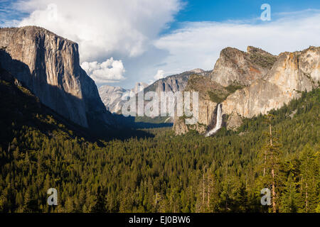 Yosemite Valley vom Tunnel View Point, Yosemite-Nationalpark, Kalifornien, Vereinigte Staaten von Amerika. Stockfoto