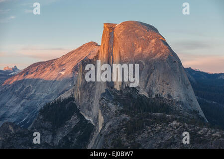 Half Dome bei Sonnenuntergang vom Glacier Point, Yosemite-Nationalpark, Kalifornien, Vereinigte Staaten von Amerika. Stockfoto