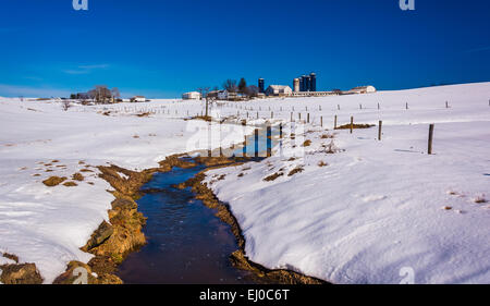 Strom durch ein Schneefeld überdachten Hof in ländlichen Lancaster County, Maryland. Stockfoto