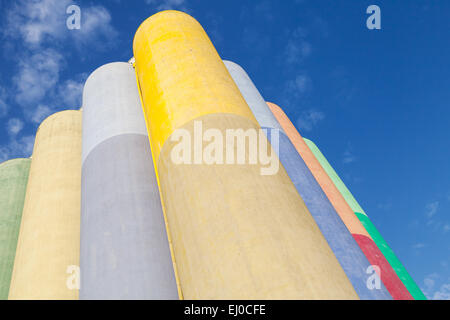 Abstrakte Industriearchitektur Fragment, große bunte Betontanks für die Lagerung von Schüttgütern Stockfoto