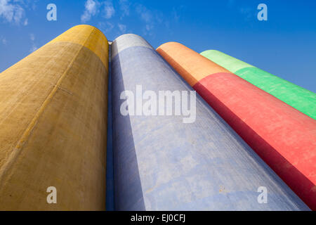 Abstrakte Industriearchitektur Fragment, große bunte Behälter aus Beton für die Lagerung von Schüttgütern Stockfoto