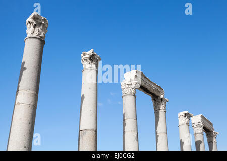 Alte Spalten in einer Zeile auf blauen Himmelshintergrund, Fragment der zerstörten römischen Tempel in Smyrna. Izmir, Türkei Stockfoto