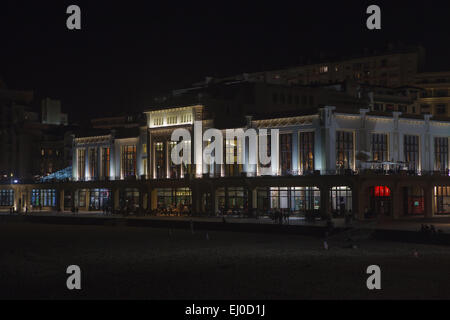 Das Grand Plage und dem Casino bei Nacht, Biarritz, Frankreich. Stockfoto