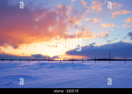 Sonnenuntergang über Schnee an kalten und windigen Wintertag Stockfoto