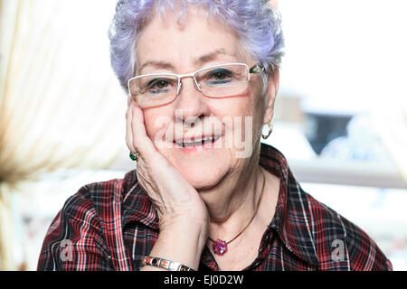 Porträt einer glücklich senior Frau zu Hause Stockfoto