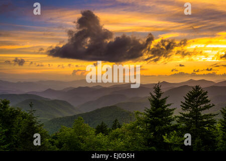 Sonnenuntergang über der Appalachen von Caney Gabel Aussichtspunkt auf den Blue Ridge Parkway in North Carolina. Stockfoto