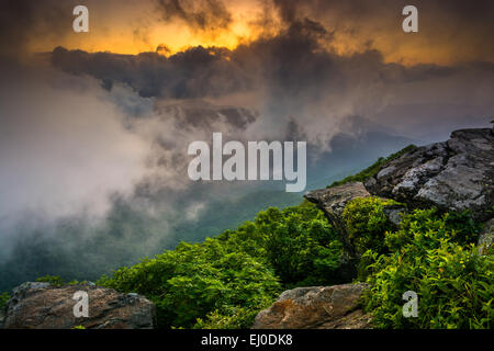 Sonnenuntergang durch Nebel, von schroffen Gipfel, in der Nähe der Blue Ridge Parkway North Carolina gesehen. Stockfoto