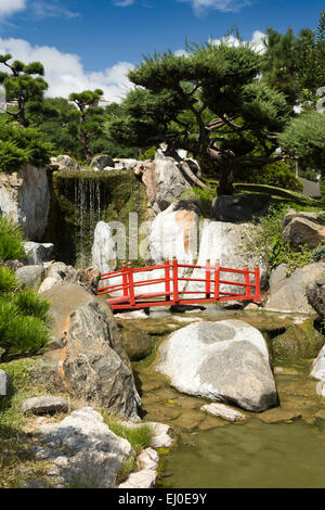 Argentinien, Buenos Aires, Retiro, japanischer Garten Jardin Japones, Insel, Brücke über Cascade Stockfoto