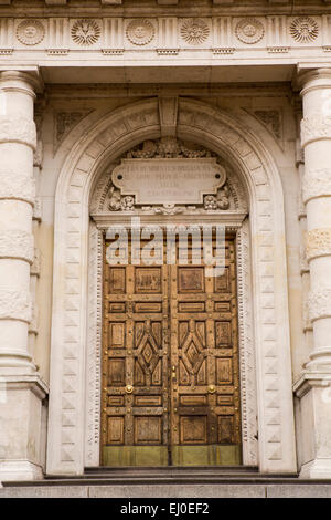 Argentinien, Buenos Aires, Retiro, Plaza Fuerza Aérea Argentina, Tür des monumentalen Torre de Los Ingleses Stockfoto