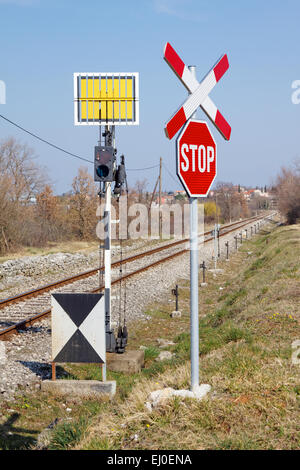 Zug Oder Bahn Oder Bahnbergang Schilder Entlang Der Strae Gefunden