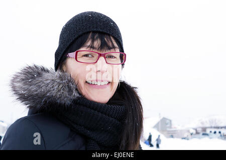 Ehrliches Porträt der Frau mittleren Alters im Freien tragen Winterkleidung Stockfoto