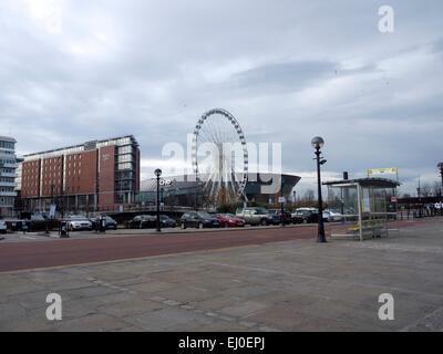 Liverpool Echo Arena und Riesenrad mit einer Bushaltestelle in den Vordergrund. Stockfoto