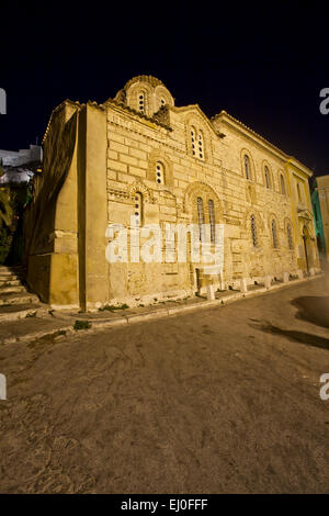 Alte byzantinische Kirche des Agios Nikolaos Ragavas in Plaka mit der Akropolis in Athen, Griechenland Hintergrund. Stockfoto