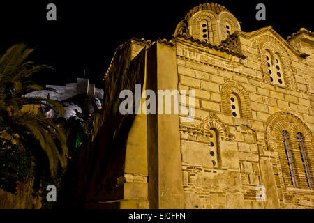 Alte byzantinische Kirche des Agios Nikolaos Ragavas in Plaka mit der Akropolis in Athen, Griechenland Hintergrund. Stockfoto