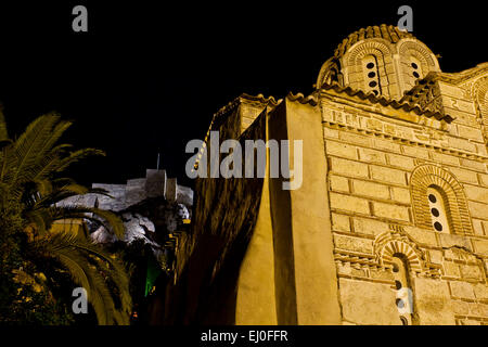 Alte byzantinische Kirche des Agios Nikolaos Ragavas in Plaka mit der Akropolis in Athen, Griechenland Hintergrund. Stockfoto