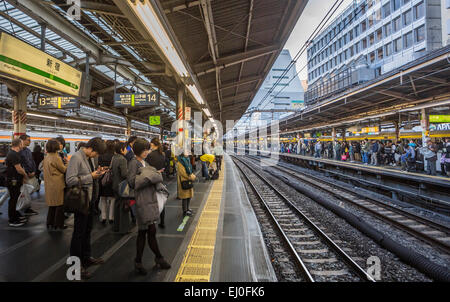 JR, Japan, Asien, Shinjuku, Station, Tokio, pendeln, Kommunikation, lange, Menschen, Eisenbahn, Zug, Verkehr, Reise, Plattform, wa Stockfoto