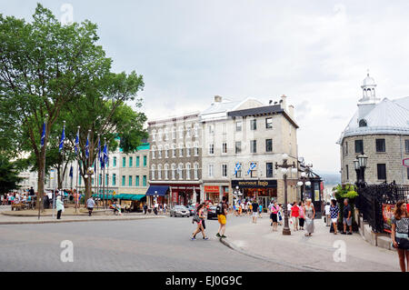 QUEBEC Stadt, Kanada - Juli, 20: Touristen Einkaufen in der Altstadt von Quebec Stadt, Kanada am 20. Juli 2014. Dieses historische Viertel ist ein UNESCO Stockfoto