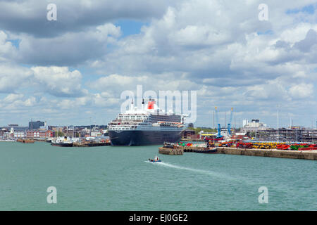 Queen Mary 2 gehen transatlantic Ozeandampfer und Kreuzfahrtschiff bei Southampton Docks England UK im Sommer an windstillen Tag mit blauem Himmel Stockfoto