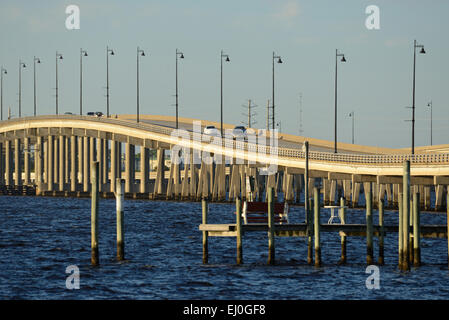 Punta Gorda, Florida, USA und Charlotte County Brücke über Peace River im Hafen von Charlotte Stockfoto