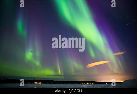 Jukkasjärvi, Schweden. 17. März 2015. Die Nordlichter, Aurora Borealis abgebildet in Jukkasjärvi, Nordschweden letzte Nacht als dem größten Sonnensturm trifft Erde in den letzten zwei Jahren. Bildnachweis: Oliver Dixon/Alamy Live-Nachrichten Stockfoto