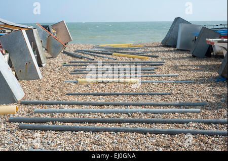 Polen am Strand früher Angelboote/Fischerboote zum Meer liegen Stockfoto