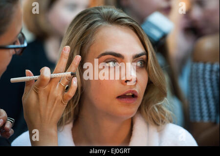 London Fashion Week Frühjahr/Sommer 2015 - Topshop einzigartig - Backstage mit: Cara Delevingne Where: London, Vereinigtes Königreich bei: 14 Sep 2014 Stockfoto