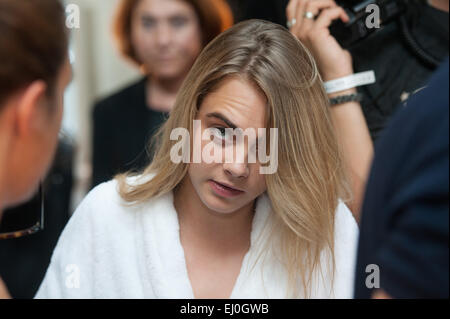 London Fashion Week Frühjahr/Sommer 2015 - Topshop einzigartig - Backstage mit: Cara Delevingne Where: London, Vereinigtes Königreich bei: 14 Sep 2014 Stockfoto