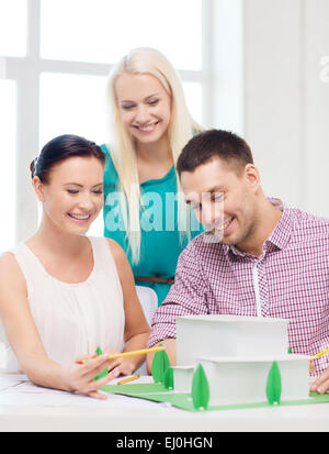 lächelnde Architekten arbeiten im Büro Stockfoto