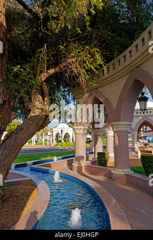 Asien, Vereinigte Arabische Emirate, Vereinigte Arabische Emirate, Abu Dhabi, Al Ain, Zayed bin Sultan Street, als 137. Spieler Street, park, Al Ain Centre, Pavillons, Archit Stockfoto