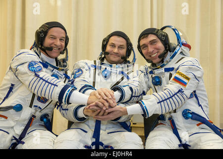 Internationale Raumstation ISS-Expedition 43 backup Crew Mitglieder Kosmonauten NASA Astronaut Jeff Williams, links, Kosmonauten Alexei Ovchinin, zentrieren und und Sergei Volkov der russischen Federal Space Agency Pose in ihrem Raumschiff Sojus TMA - 16M fit Check am Weltraumbahnhof Baikonur 15. März 2015 in Kasachstan. Stockfoto