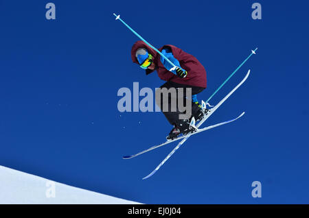 VERBIER, Schweiz - 21 Februar: Freestyle-Skifahrer Peforming ein Grab und Stunt-Spin: 21. Februar 2014 in Verbier, Schweiz Stockfoto