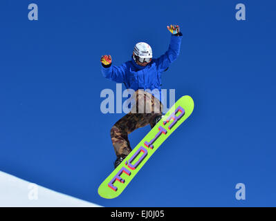 VERBIER, Schweiz - 21 Februar: Freestyle-Snowboarder einen Sprung vor einem strahlend blauen Himmel durchführen: 21. Februar 2014 in Verbie Stockfoto