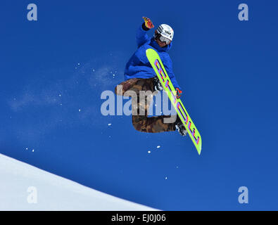 VERBIER, Schweiz - 21 Februar: Freestyle-Snowboarder darstellende hinteren Greifer Stunt- und nachgestellte Schnee: 21. Februar 2014 in Ver Stockfoto