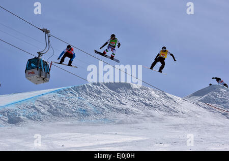 VEYSONNAZ, Schweiz - März 11: HERNANDES (SPA) führt GODINO (ITA) dann BANKES (FRA) über einem hohen Sprung im Snowboardcross Stockfoto