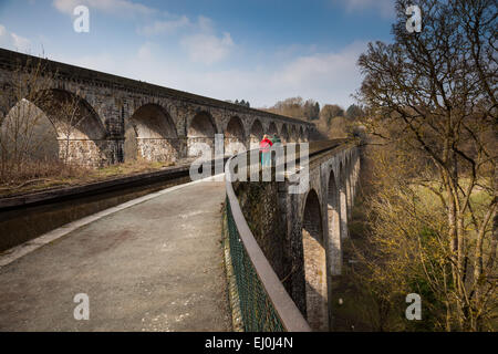 Chirk Aquädukt (Llangollen Canal) und Viadukt überquert Ceiriog Tal aus England, Wales, in der Nähe von Chirk, Wales. Stockfoto