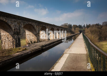 Chirk Aquädukt (Llangollen Canal) und Viadukt überquert Ceiriog Tal aus England, Wales, in der Nähe von Chirk, Wales. Stockfoto